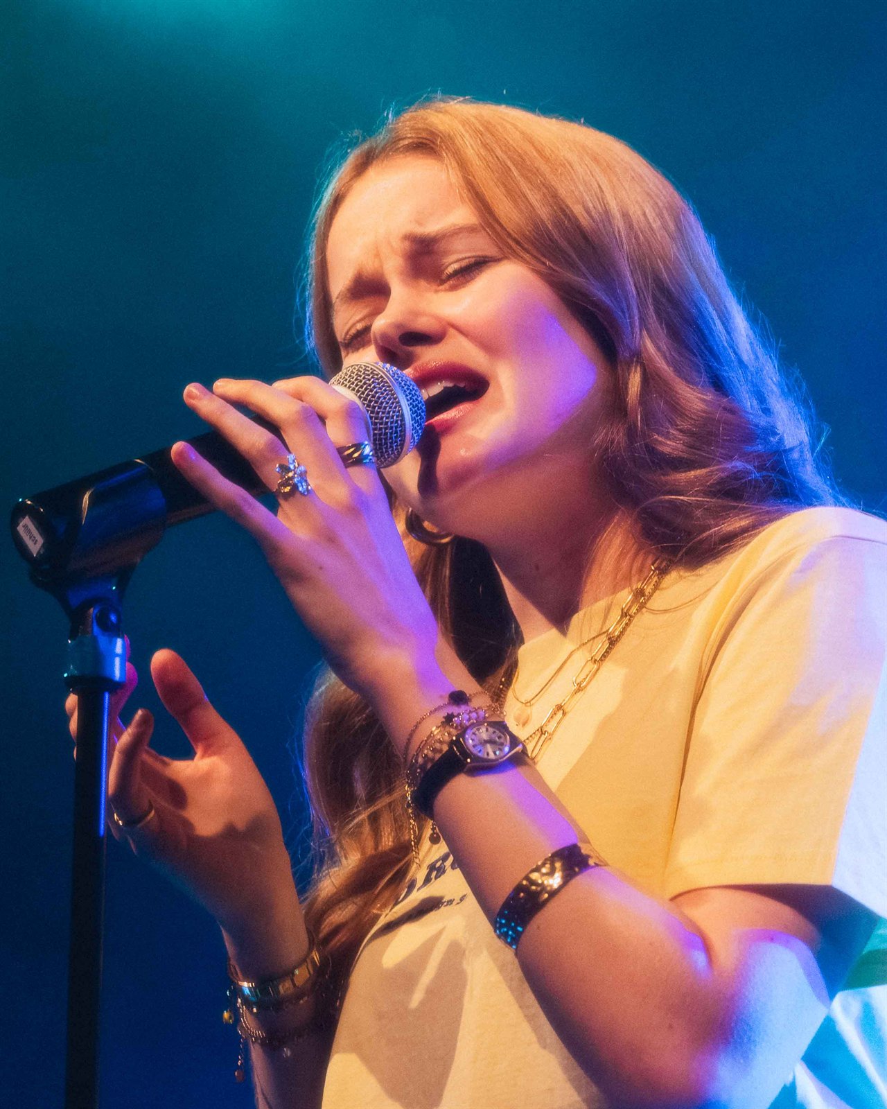 Sängerin am Mikrofon im Bühnenlicht, Konzert in Luzern